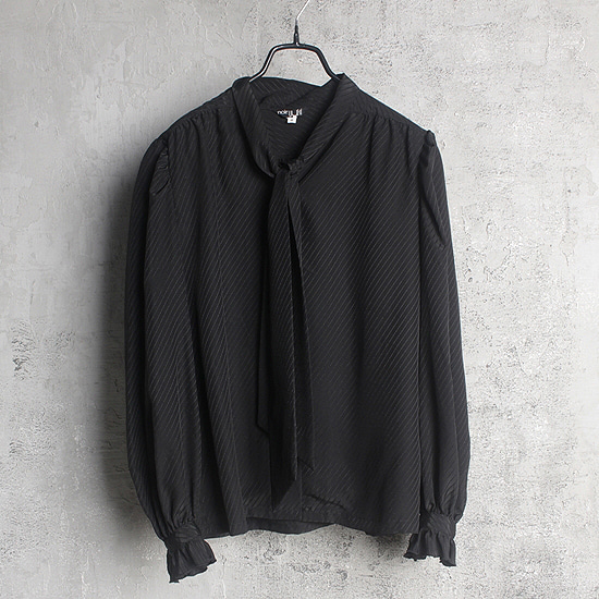 Noir yuki blouse