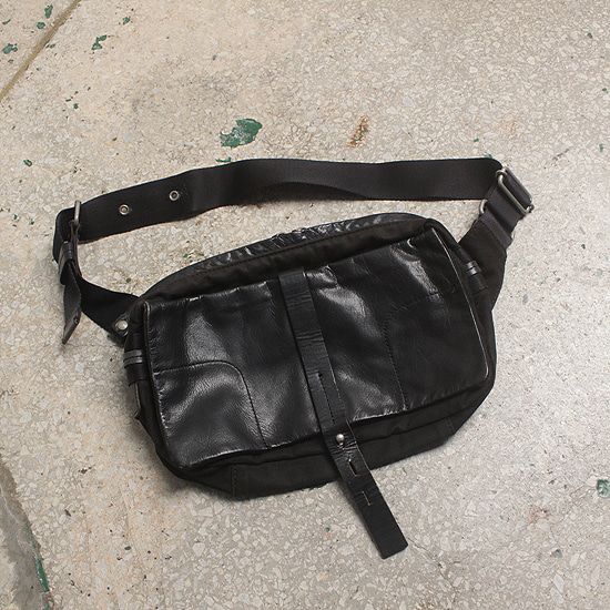 Y&#039;SACCS by yohji yamamoto leather nylon body bag