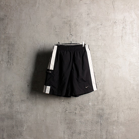 00&#039;s NIKE woven shorts (~36 inch)