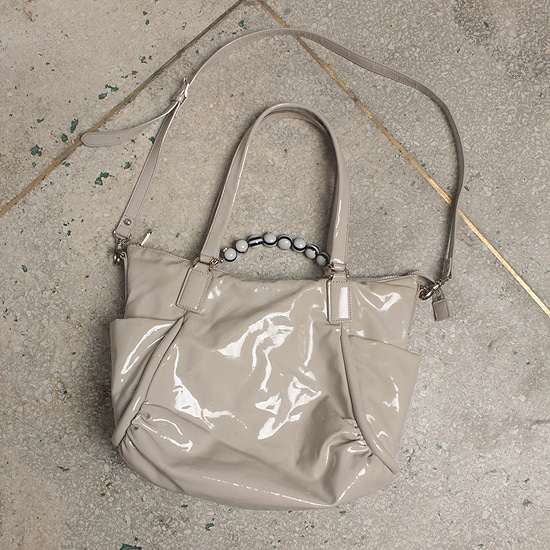 ANNA SUI enamel leather 2way bag
